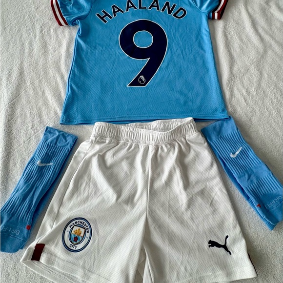 Manchester City Puma Soccer Home Kit (Authentic) - Picture 2 of 2